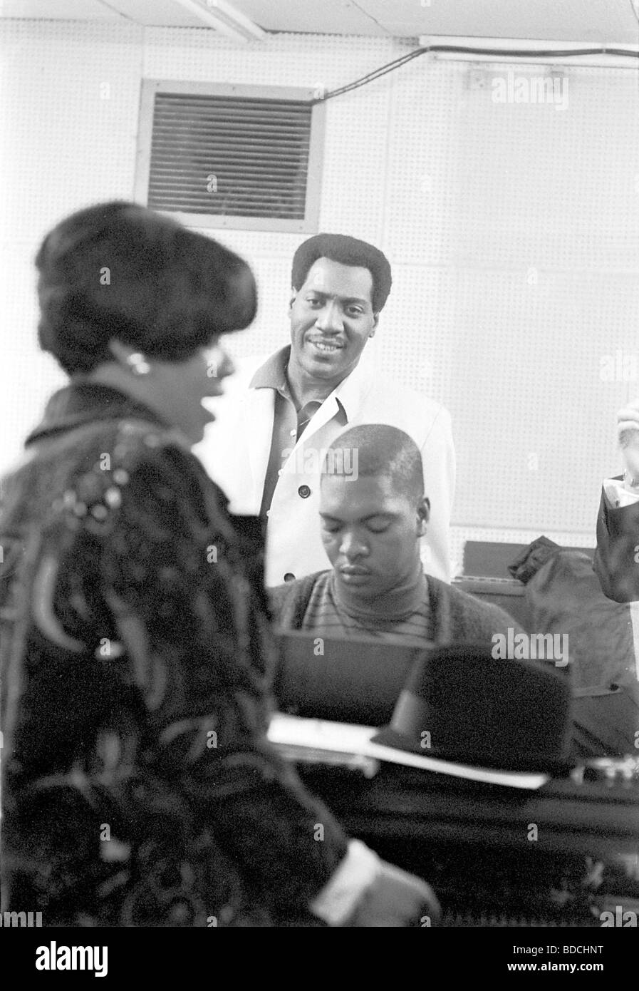 OTIS REDDING mit Booker T in einem Londoner Tonstudio während ihrer Europatour 1967 mit Carla Thomas. Siehe Beschreibung unten Stockfoto