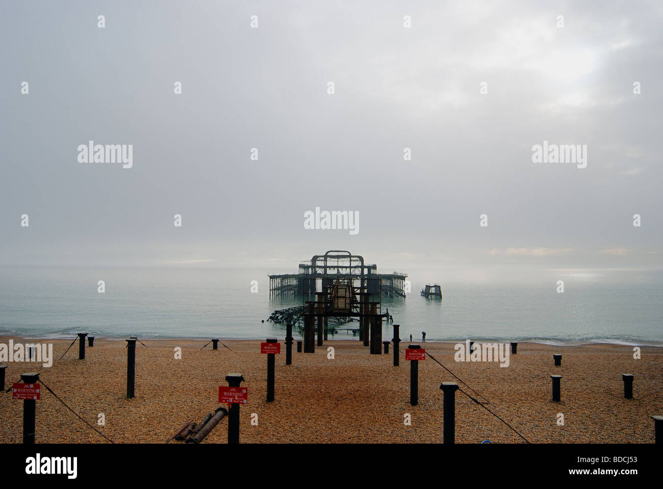 Die zerstörte Pier West, Brighton an einem nebligen Tag Stockfoto