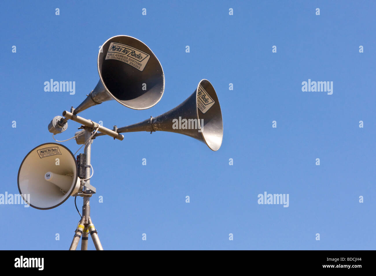 Ela Lautsprecher gegen blauen Himmel Stockfoto