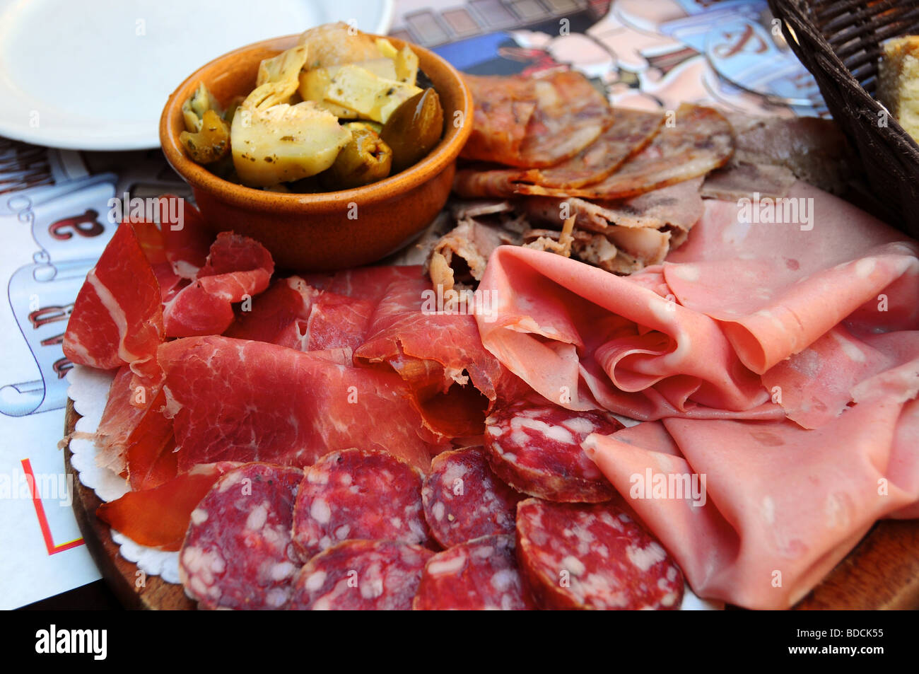 Platte mit lokalem Fleisch serviert einen Tamburini Delicatessan, Bologna, Italien Stockfoto