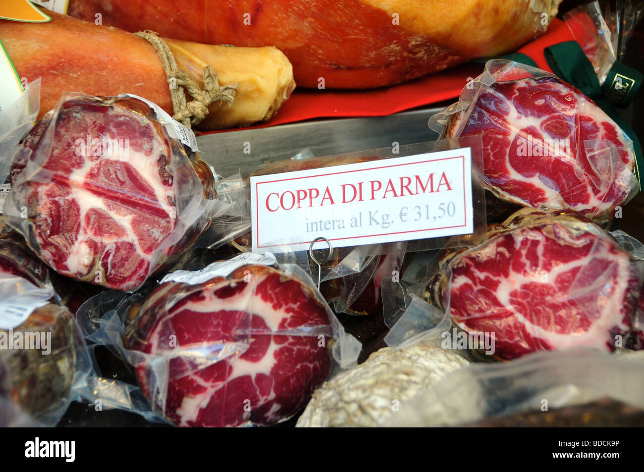 Parma-Schinken zum Verkauf an Tamburini Deli, Bologna, Italien Stockfoto
