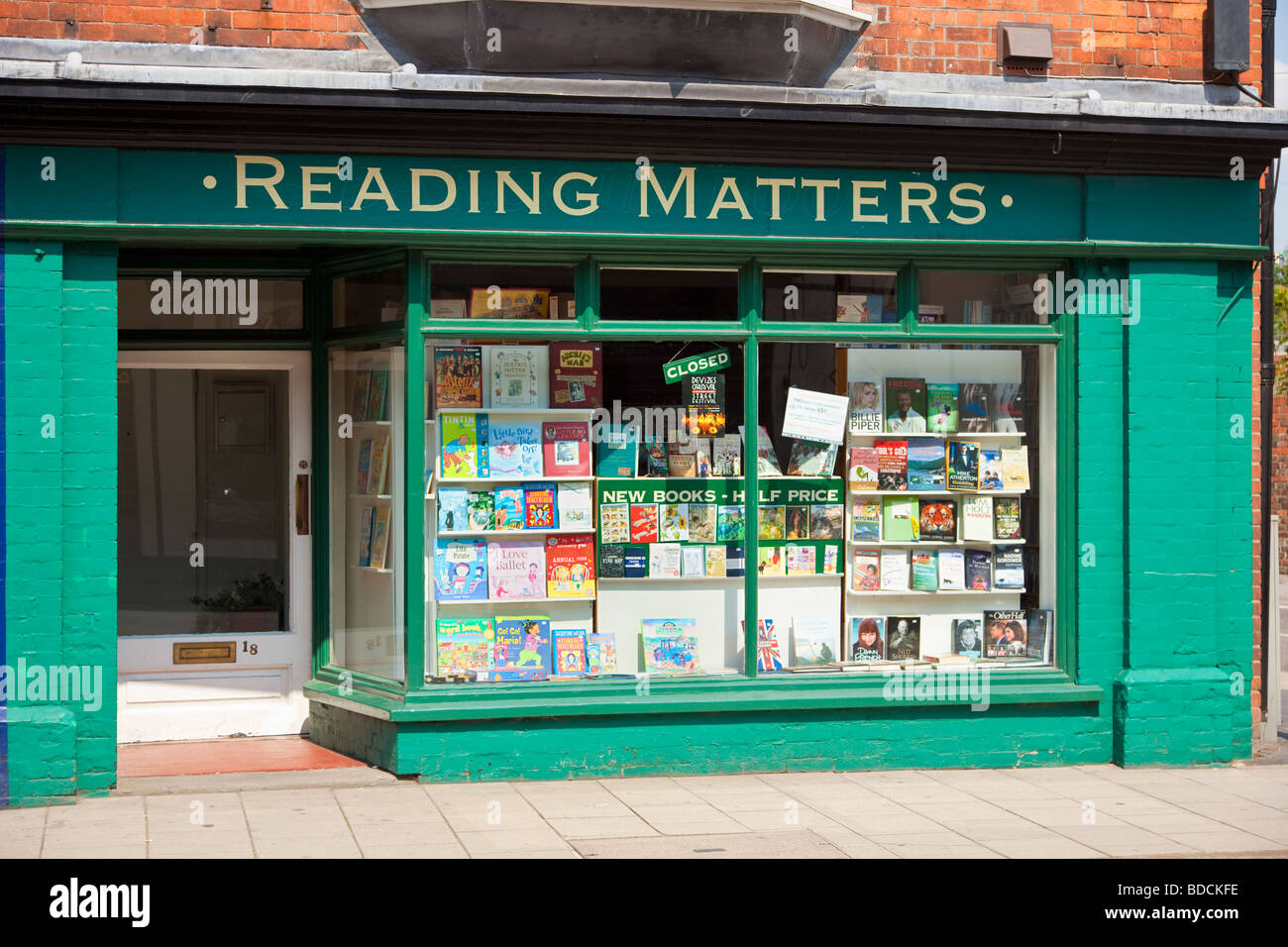 Kleine unabhängige Buchhandlung mit Schaufenster England, UK Stockfoto