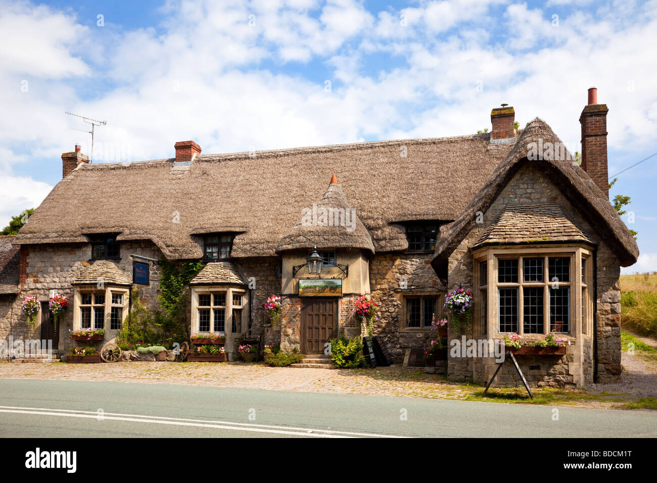 Traditionelle englische thatched Country Pub, Pub - Der Wagen und Pferde, Beckhampton, Marlborough, Wiltshire, England, Großbritannien Stockfoto