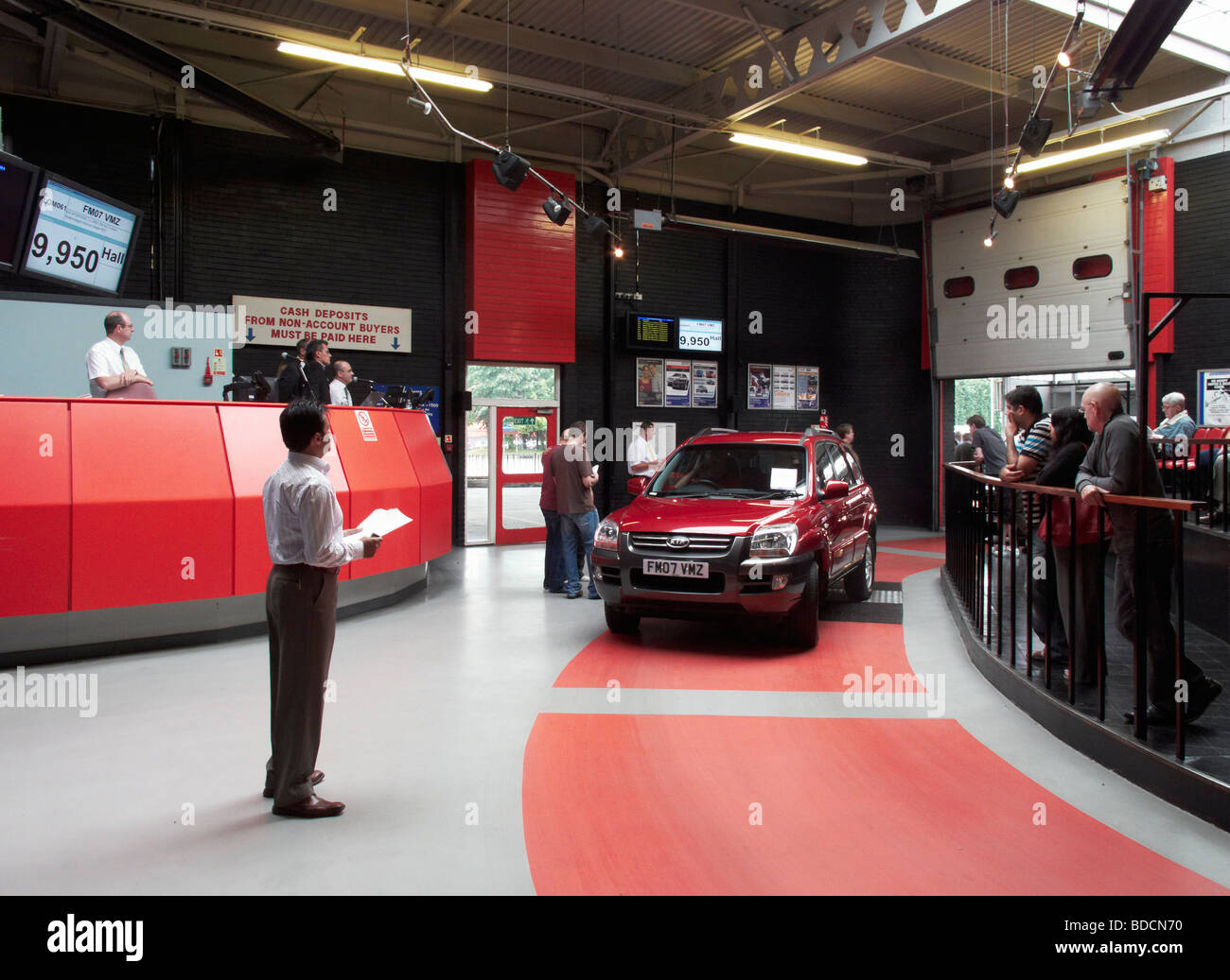 Verkauf Zimmer am britischen Auto Auktionen (BCA) Standort in Brighouse mit Online-Gebote-Bildschirmen an der Wand, West Yorkshire, Großbritannien Stockfoto