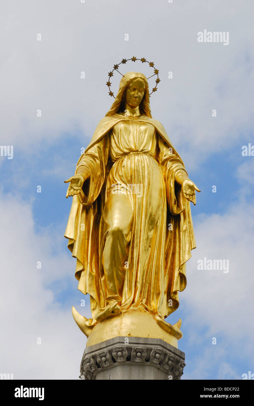 Zagreb, Kroatien. Statue der Maria (1878) an der Spitze der Säule im Kapitol Platz Stockfoto