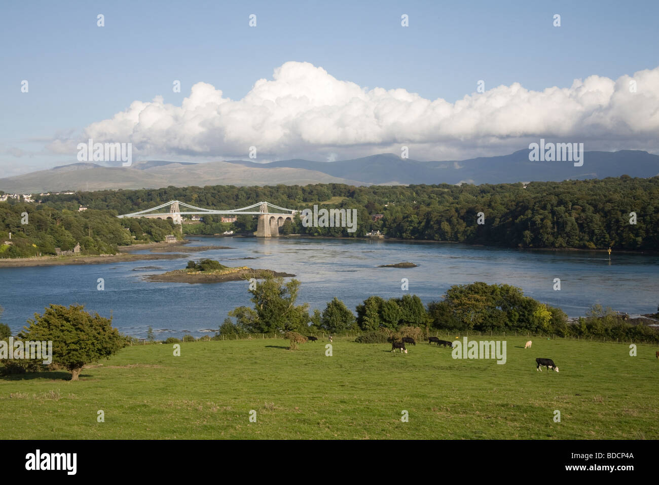 Menai Bridge ISLE OF ANGLESEY Wales UK August auf iconic Thomas Telford's Brücke über Menaistraße Fernsicht Carneddau Berge Stockfoto