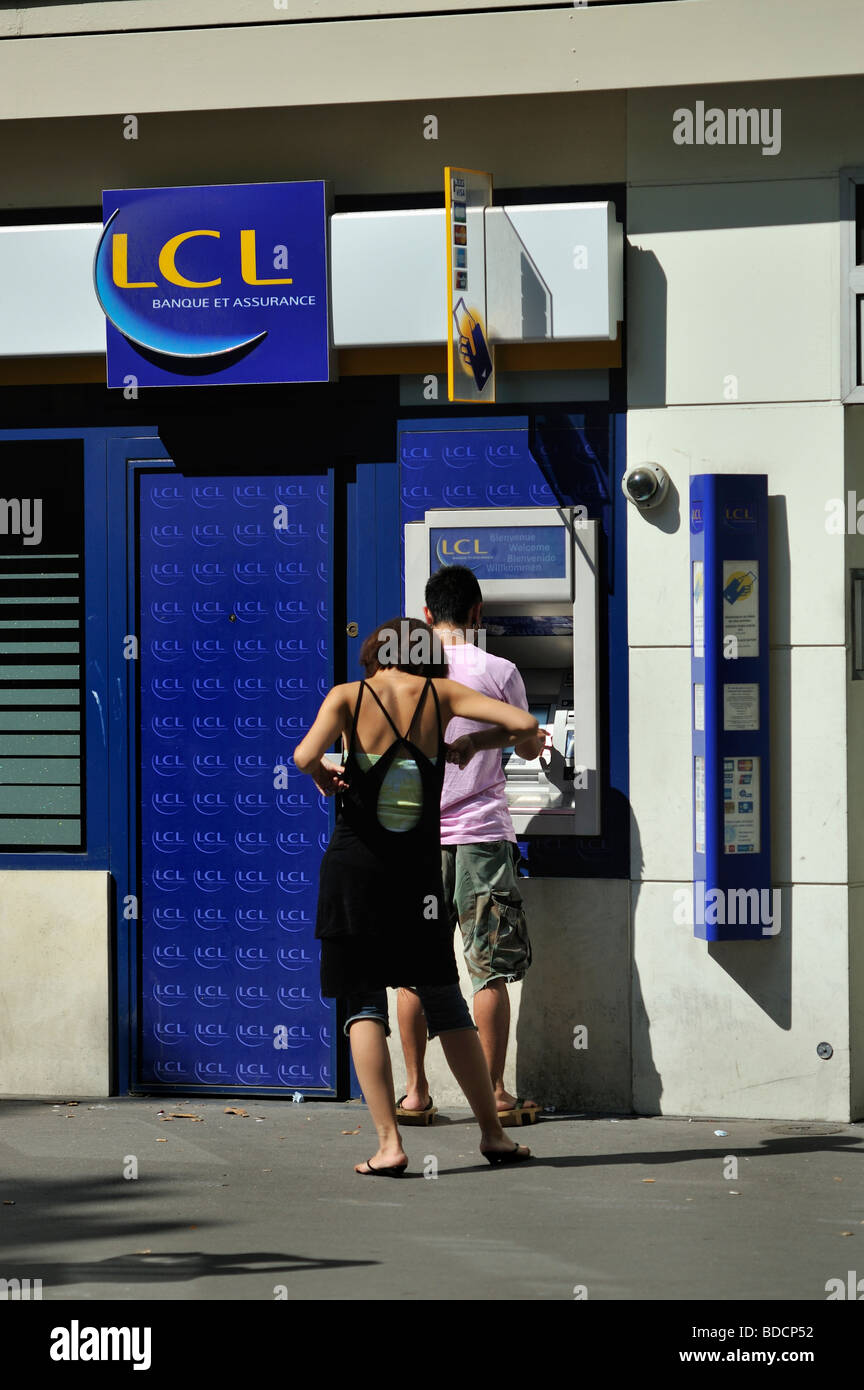 Paris Frankreich, Außenansicht, Leute, die Bargeld abheben LCL Bank „Banque et Assurance“ Geldautomat auf der Straße, Private Banking Stockfoto