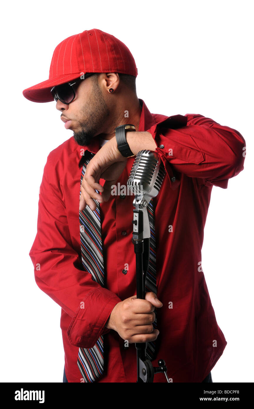 US-amerikanischer Hip-Hop-Musiker posiert mit Vintage Mikrofon Stockfoto