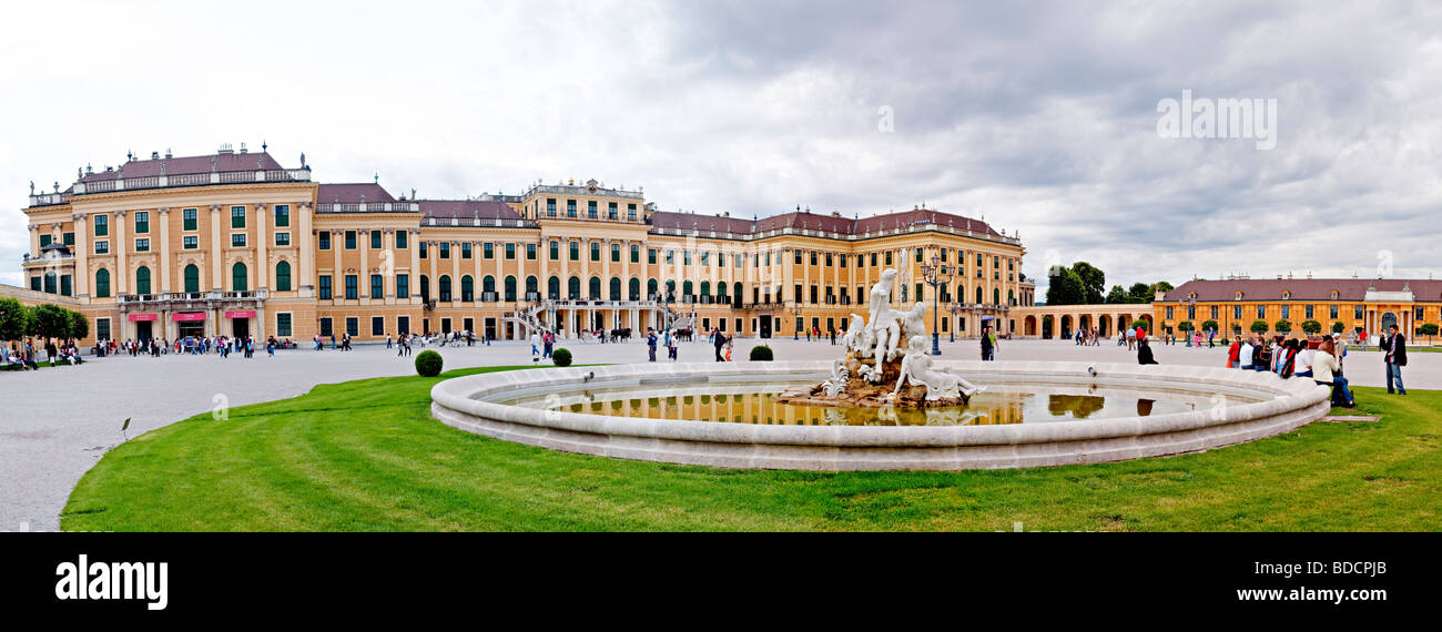 Brunnen im Innenhof Haupteingang von der Vorderseite des Schloss Schönbrunn, Wien, Österreich. Panorama Stockfoto