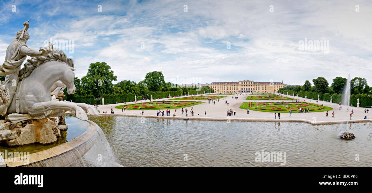 Blick auf Schloss Schönbrunn von der Neptun Brunnen in den Sommerpalast Gärten, Wien, Österreich. Panorama. Stockfoto