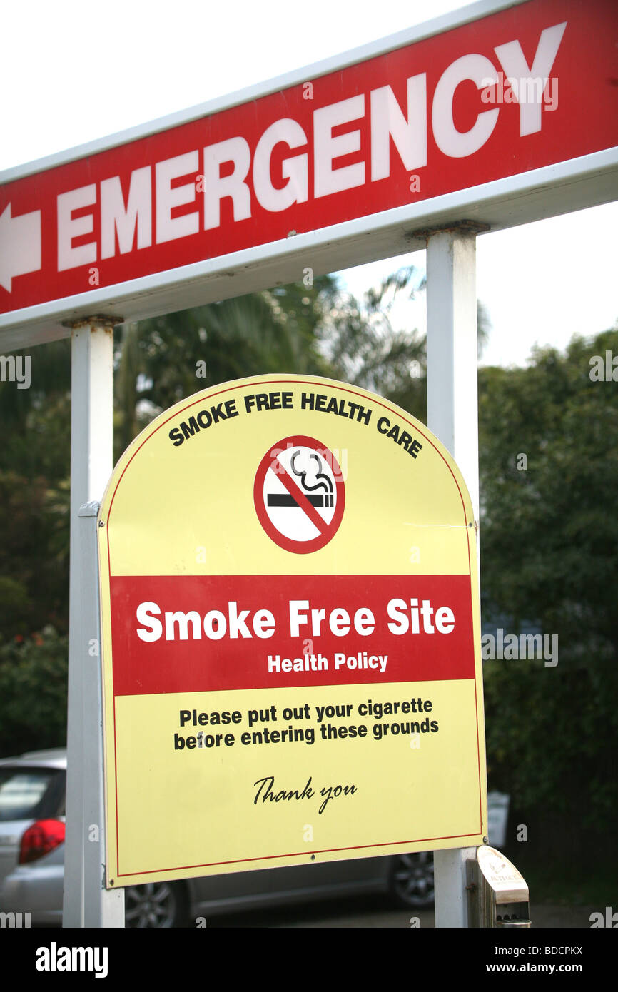 Ein Anti-Rauchen-Zeichen vor einem Krankenhaus Notfall Eingang Stockfoto