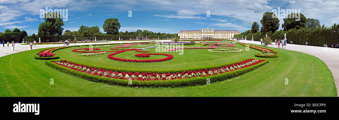 Gepflegte Gärten in Schönbrunn Palace Wien Österreich. Hochauflösende panorama Stockfoto