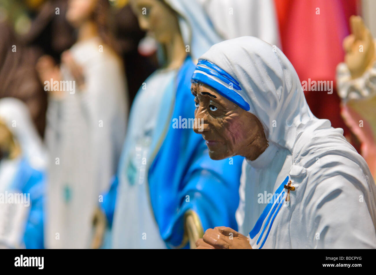 Statue von Mutter Teresa von Kalkutta, auf den Verkauf in einem katholischen Souvenirladen in Knock. Stockfoto