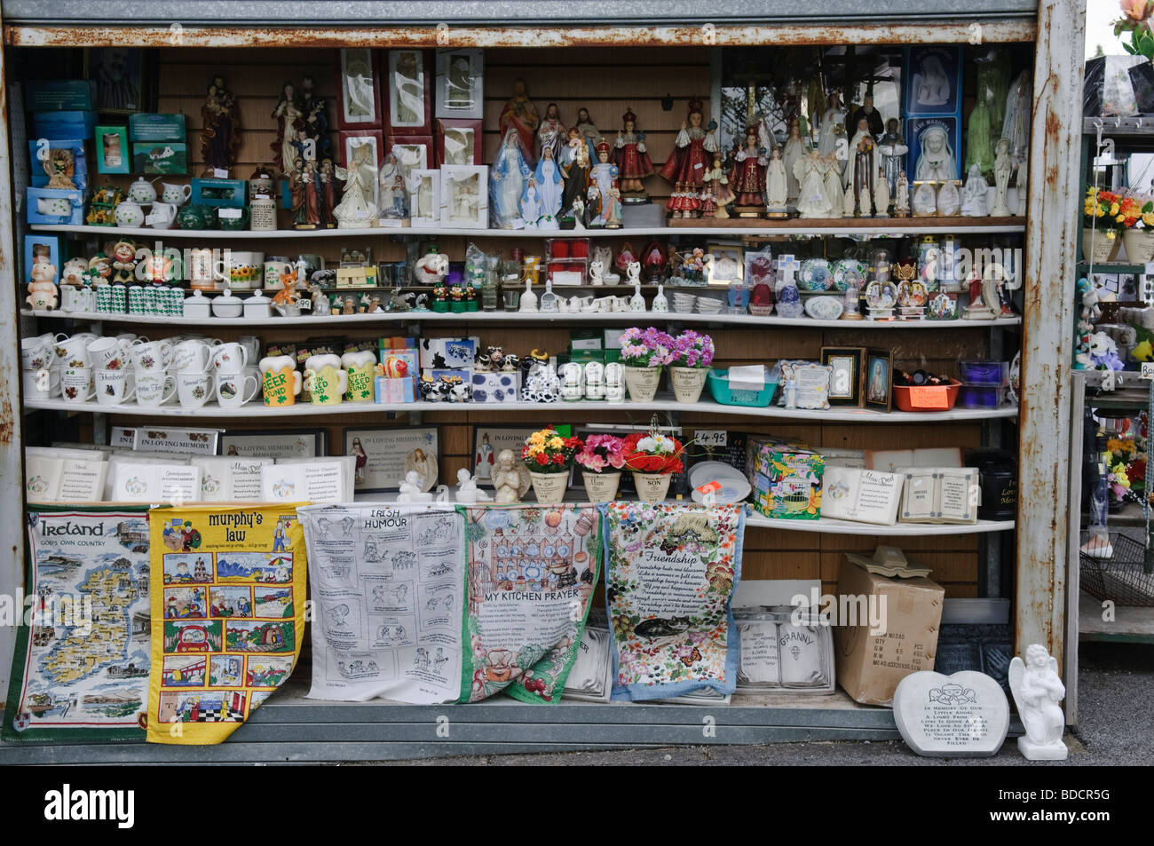 Gegenstände in den Regalen einer römisch-katholischen Souvenir-Shop, Knock, Irland Stockfoto