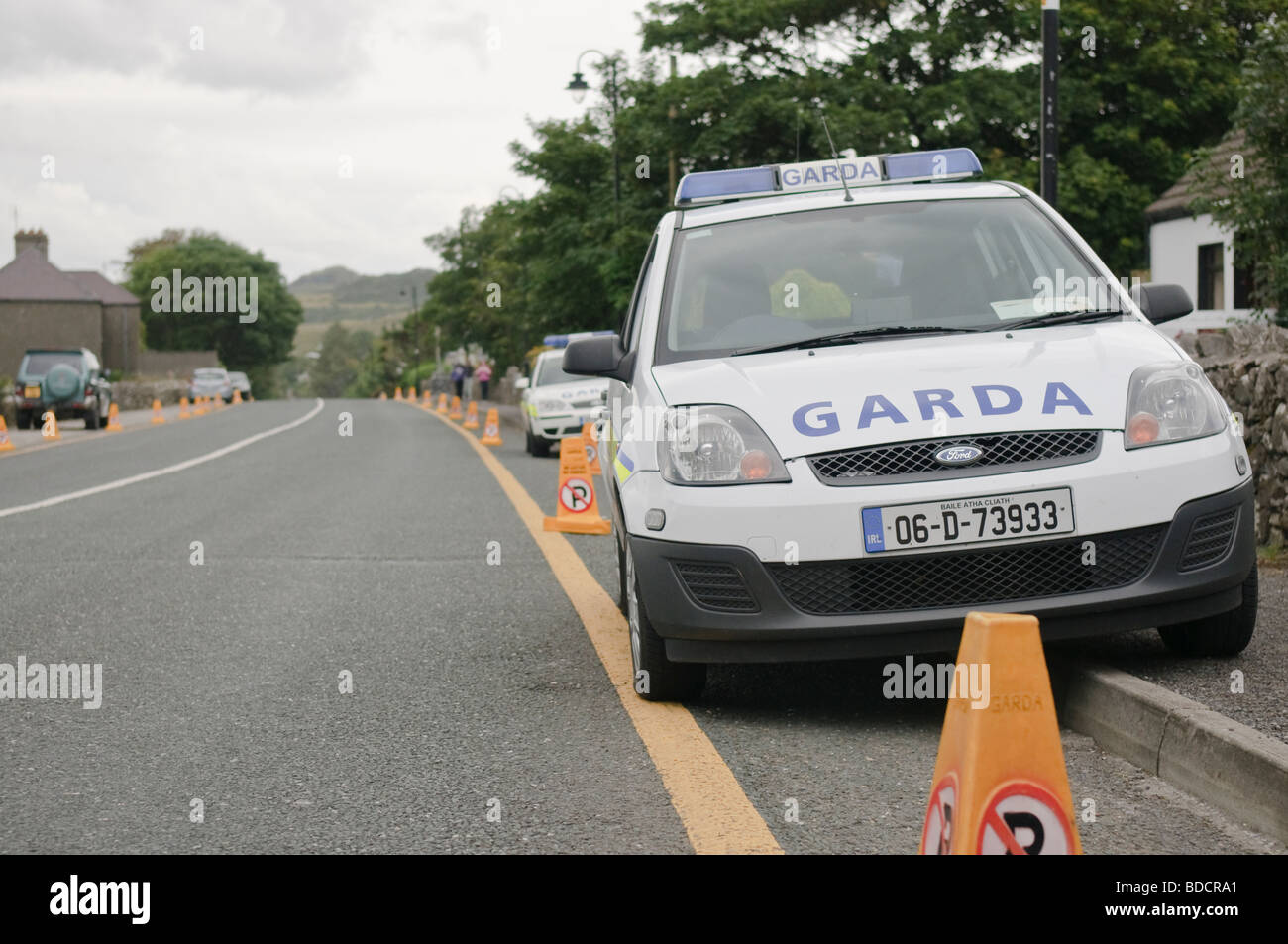Zwei irische Garda Polizeiautos parkten auf eine keine Parkzone mit Parken Leitkegel. Stockfoto