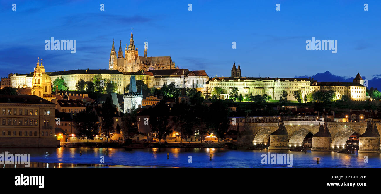 Skyline von Prag Prag bei Nacht mit Blick auf die Moldau auf die Karlsbrücke und die Prager Burg Stockfoto