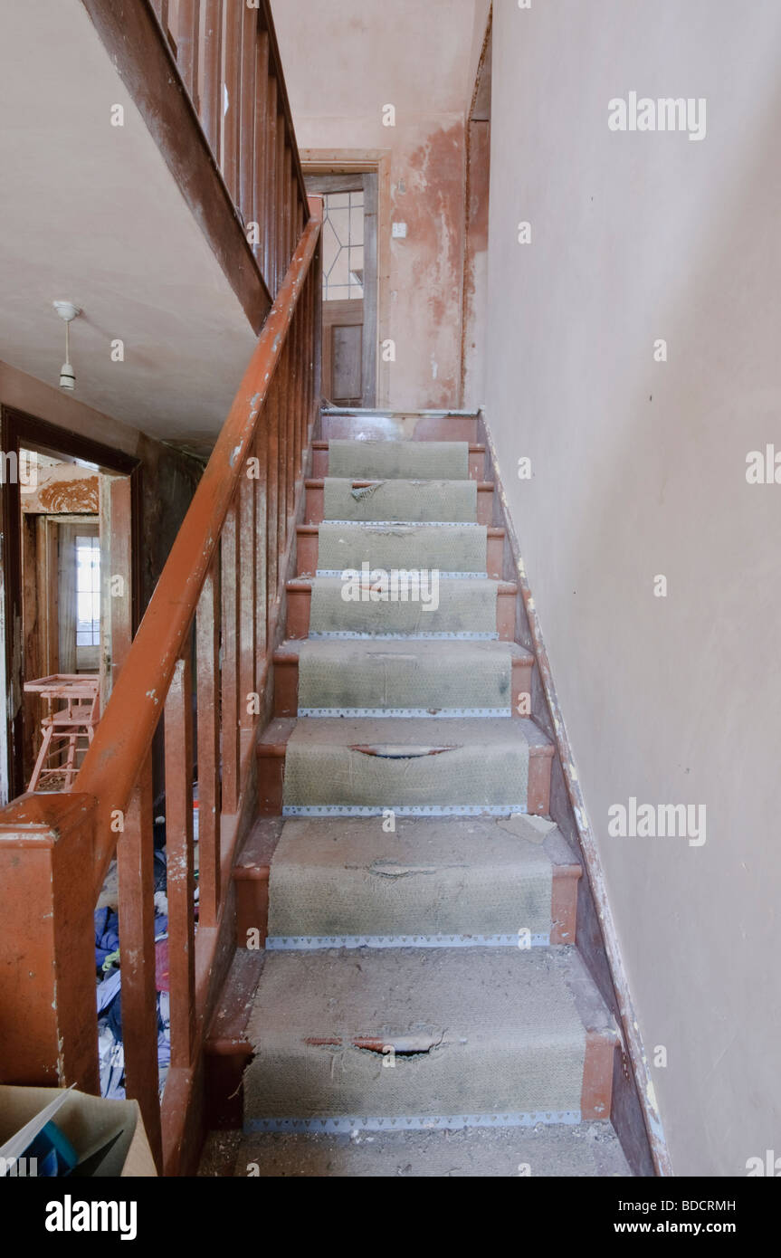 Hin-und hergerissen, schmutzigen Teppich in einem schmutzigen, heruntergekommenen Einfamilienhaus Stockfoto