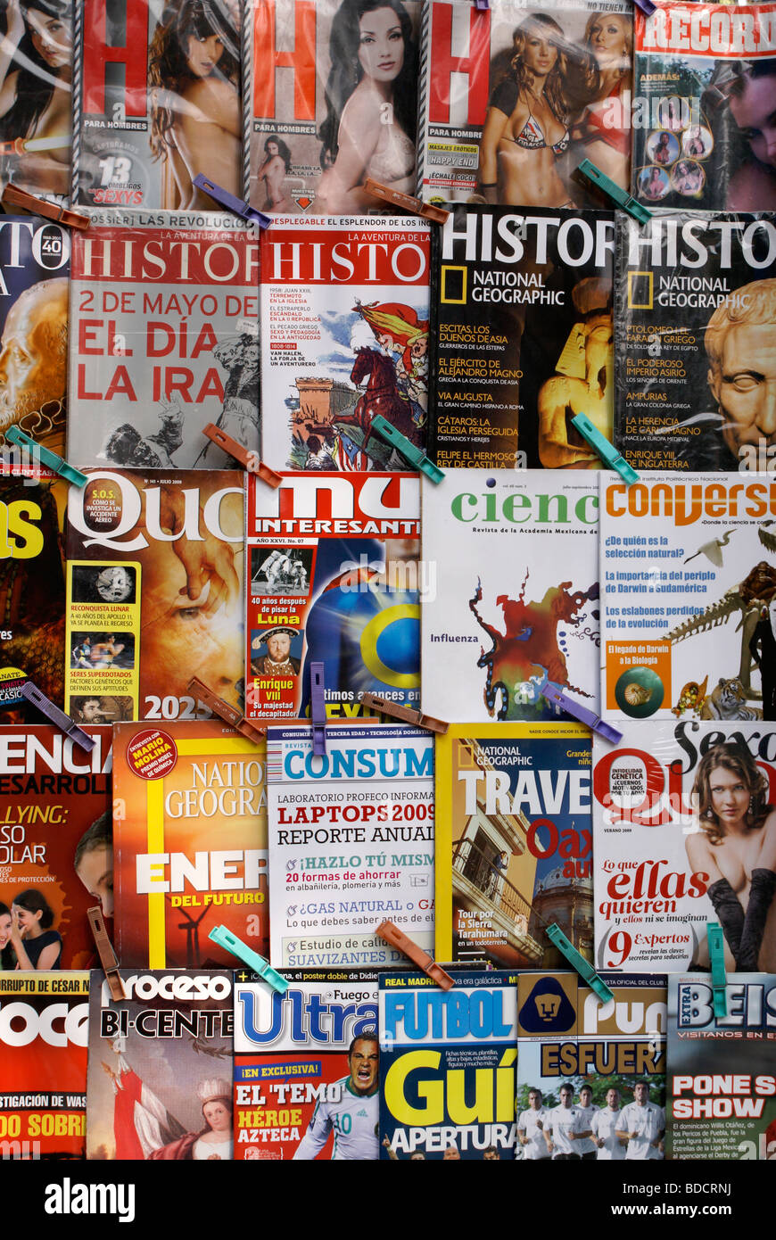 Nahaufnahme der Spanischen Sprache Zeitschriften an einem Zeitungskiosk in Mexiko Stadt Stockfoto