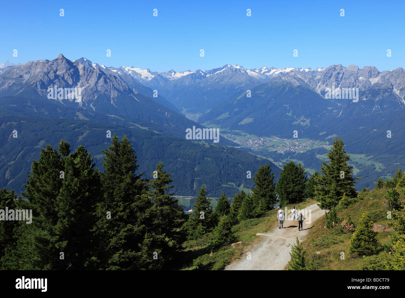 Blick vom Mt. Patscherkofel über das Stubaital Tal, Stubaier Alpen, Links: Mt. Serles, Tirol, Österreich, Europa Stockfoto