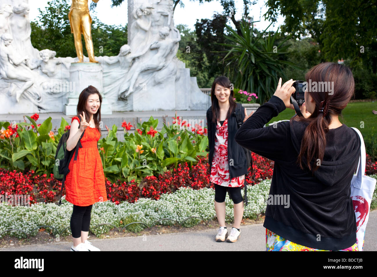 Touristen fotografieren vor der Statue von Johann Strauss II, Stadtpark, Wien, Österreich Stockfoto