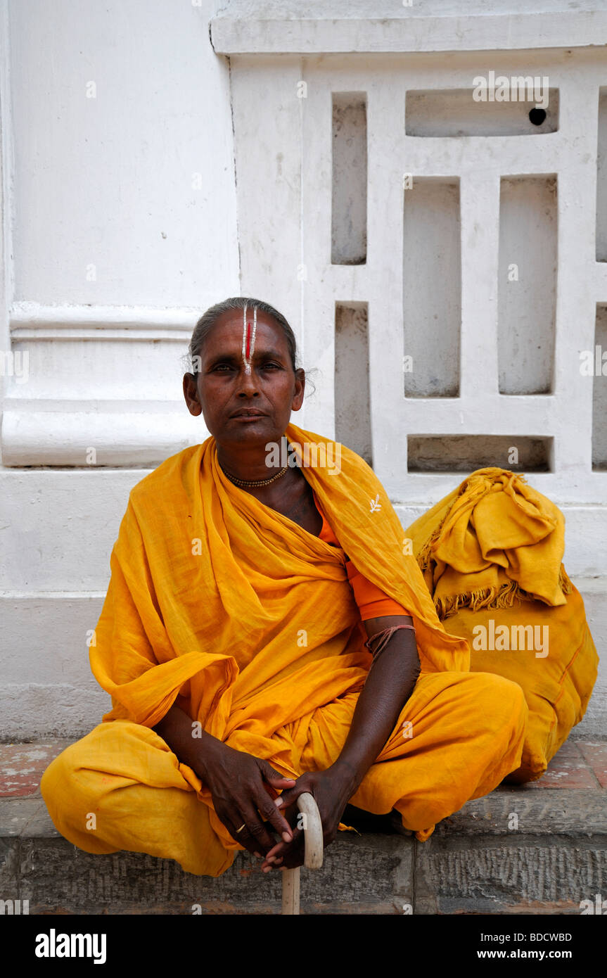 freundlichen Sadhu hindu Hindi heiliger Mann Safran Roben Gewand Kleidung Pashupatinath Tempel Tal von Kathmandu Nepal Stockfoto