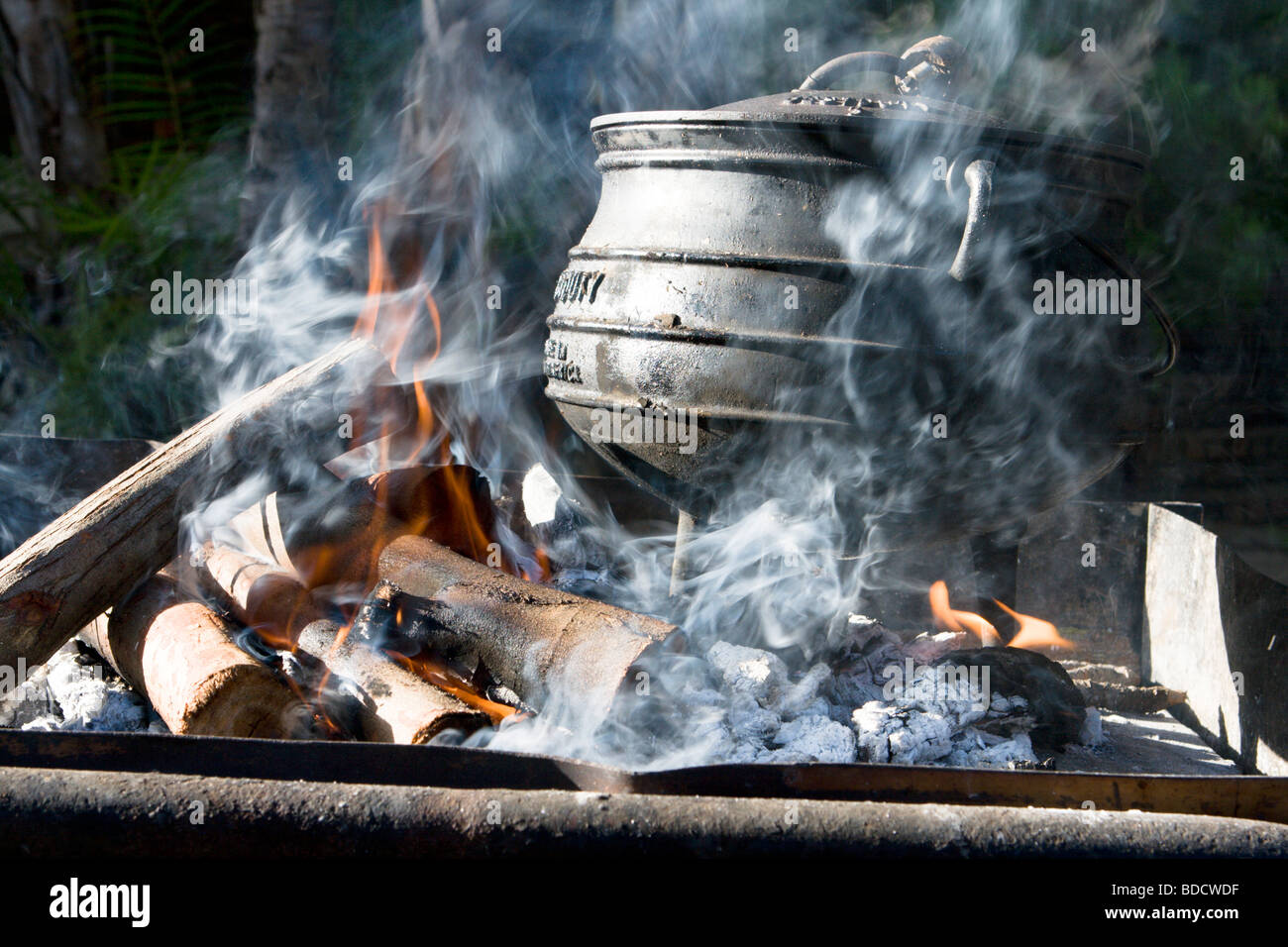 Kochen am offenen Feuer mit einem gusseisernen Topf in Südafrika Stockfoto