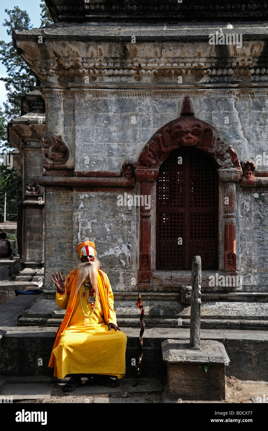 Pashupatinath Kathmandu Nepal Votiv-Schreine Chaityas Beerdigung Denkmäler Gedenkstätten Sadhu orange Gewand Pose posieren Foto Foto Stockfoto