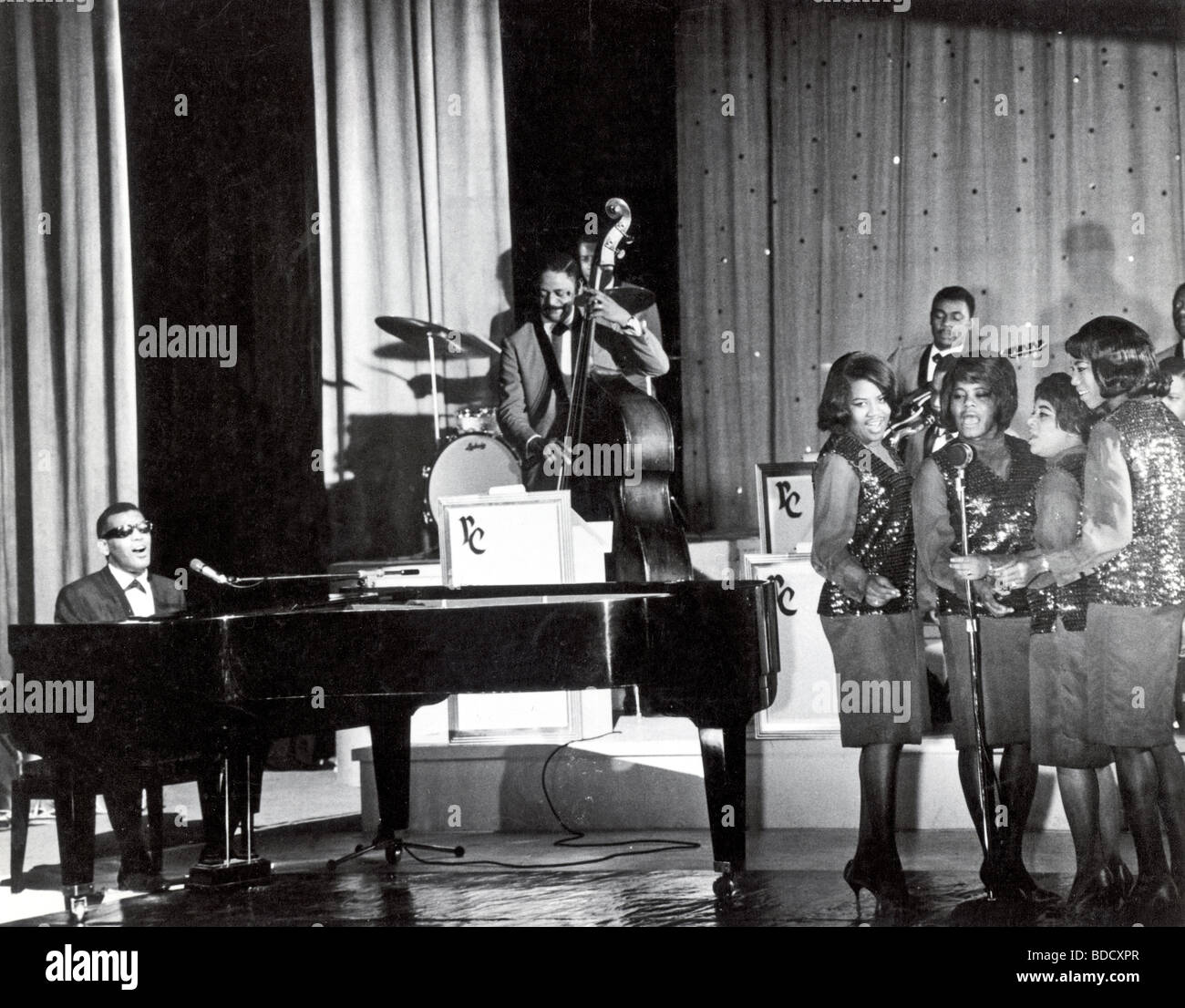 RAY CHARLES US jazz Musiker mit seinem Orchester und Vokalgruppe The