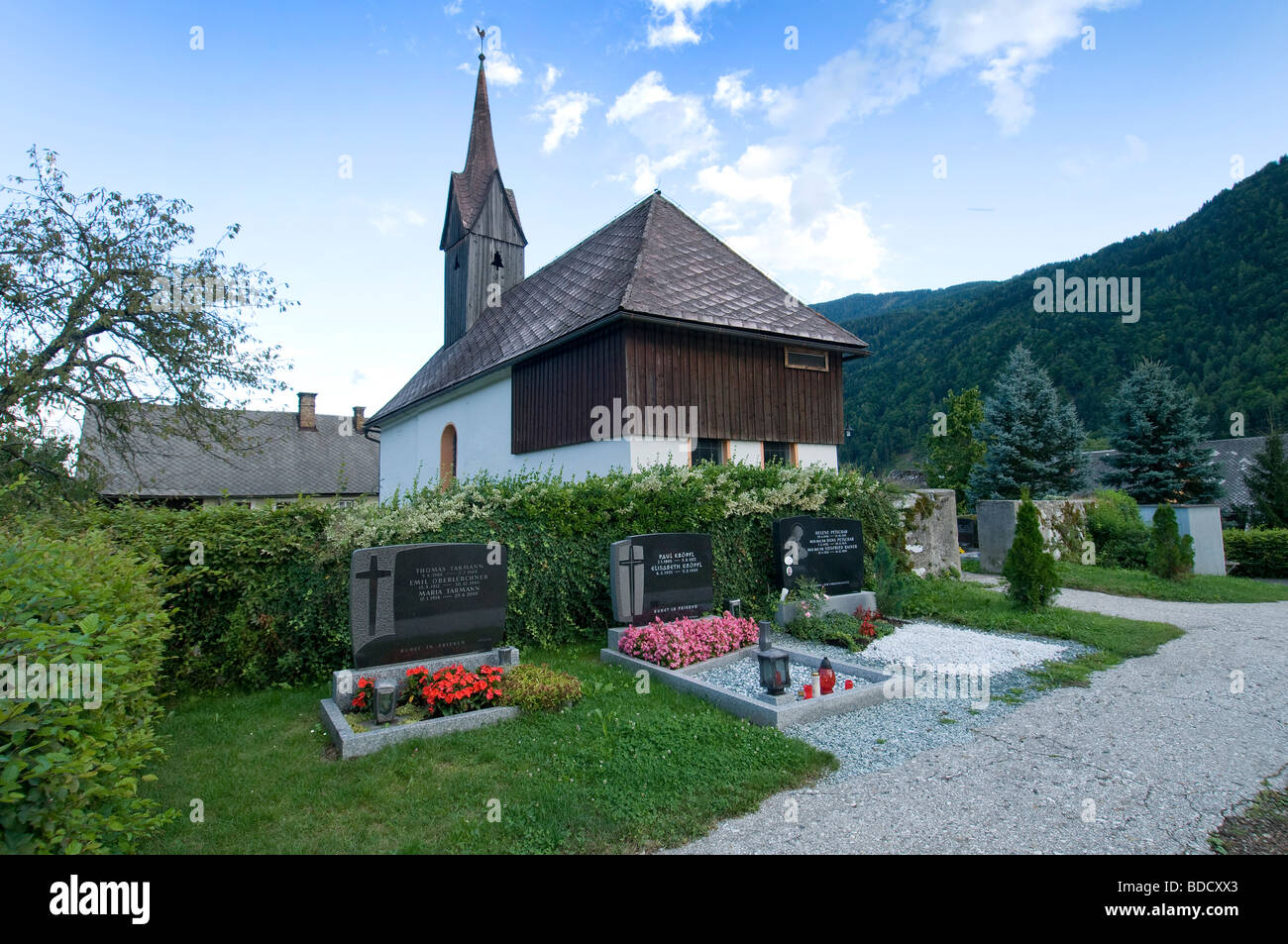 Typisch österreichische Kirche auf einem kleinen Friedhof Stockfoto Typisch österreichische Kirche auf einem kleinen Friedhof Stockfoto