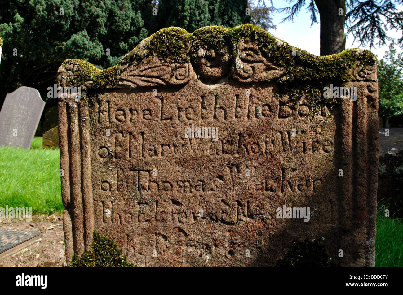 Alten Grabstein in St. Botolph Kirchhof, Newbold-on-Avon, Warwickshire, England, UK Stockfoto