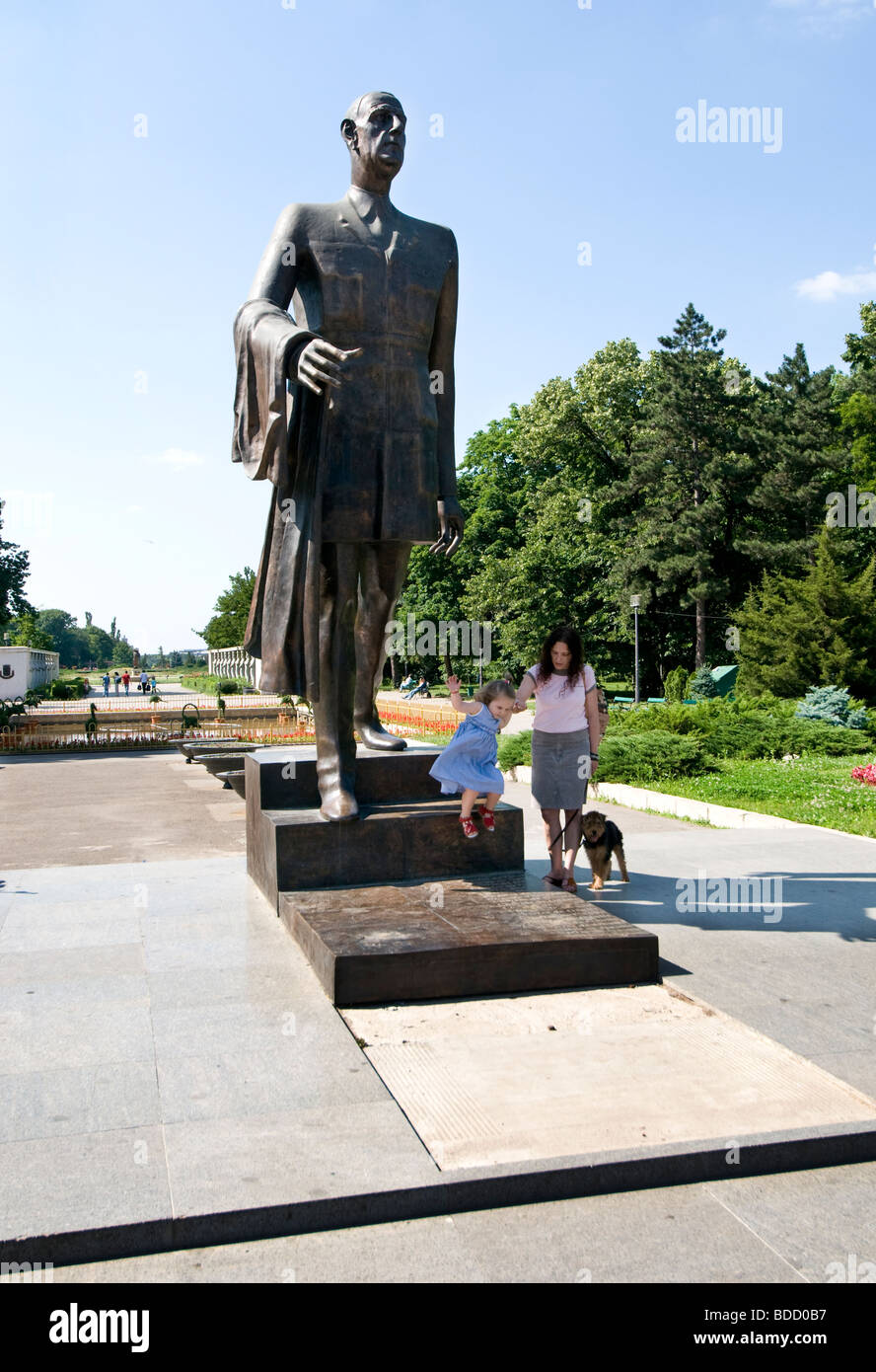 Mutter und Kind vor Charles de Gaulle statue Stockfoto
