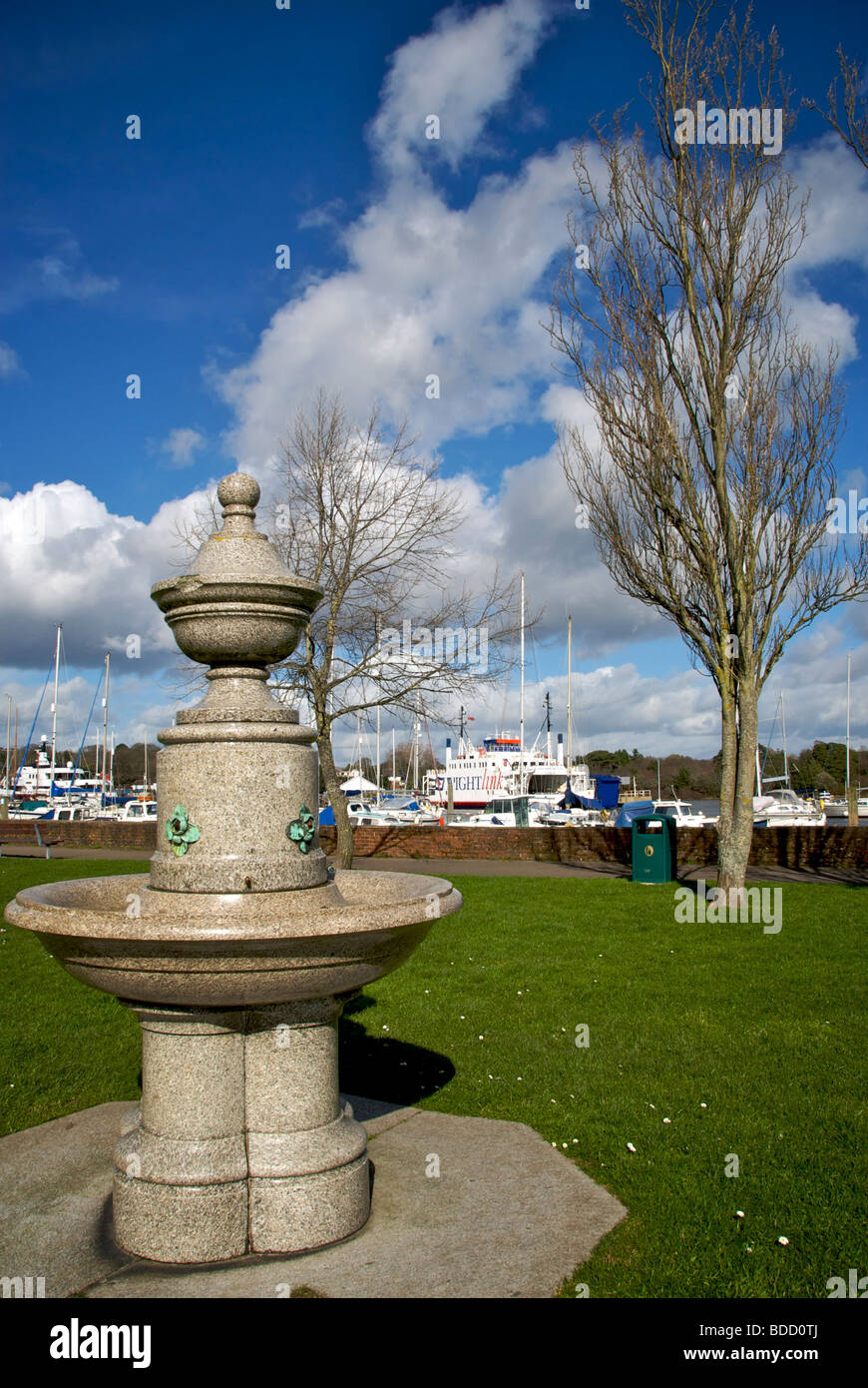 Lymington Marina Hampshire UK Isle of Wight Link Fähre Park Boote Stockfoto