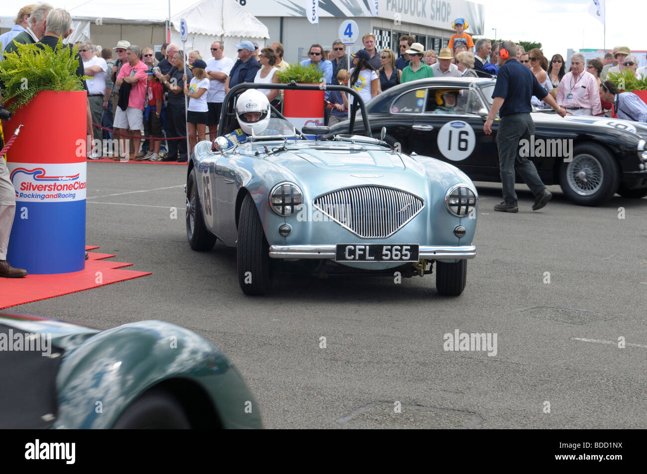 Austin Healey 100M Sportwagen im Fahrerlager bei der Silverstone Classic 2009 Stockfoto