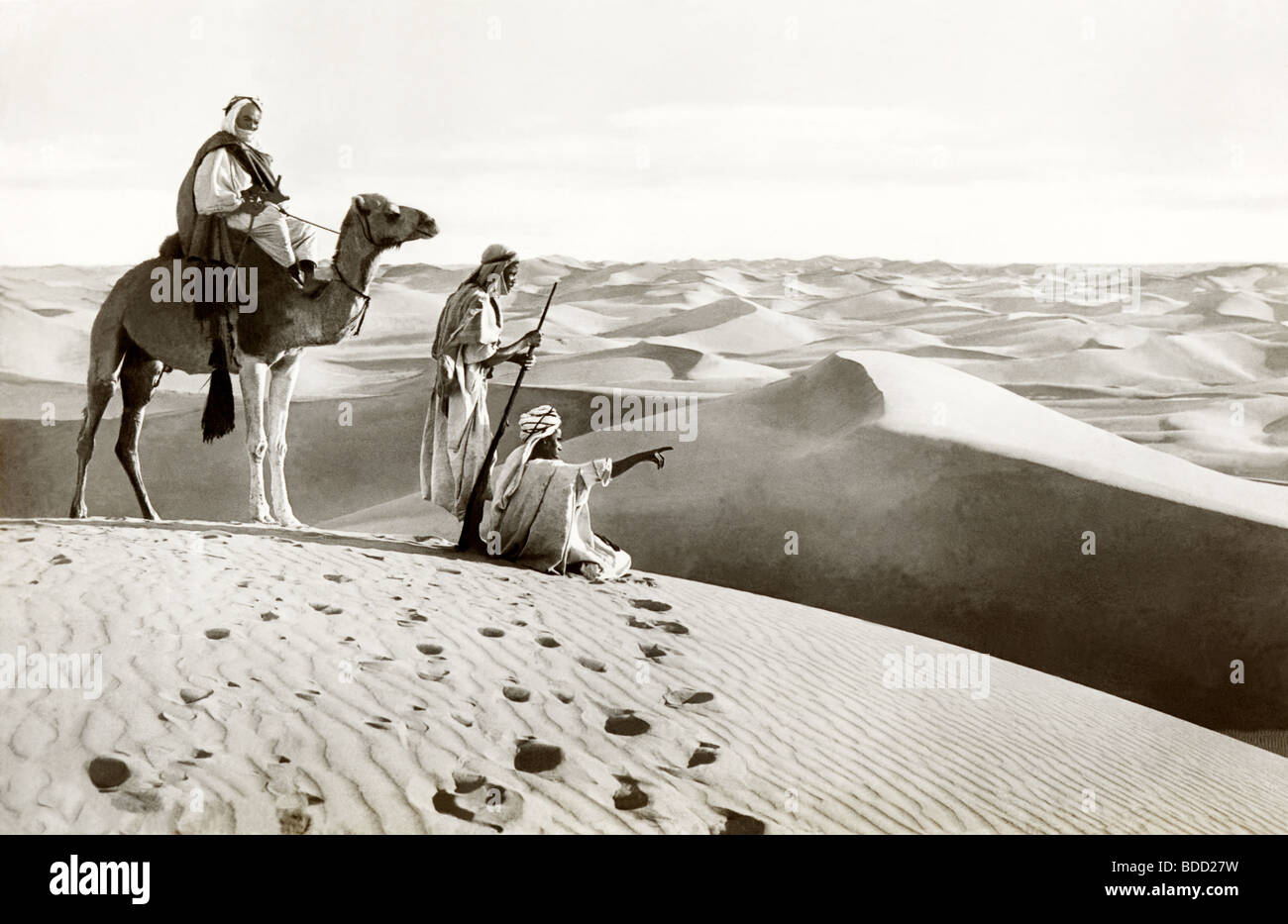 Drei Araber in der Wüste zu beobachten Stockfoto