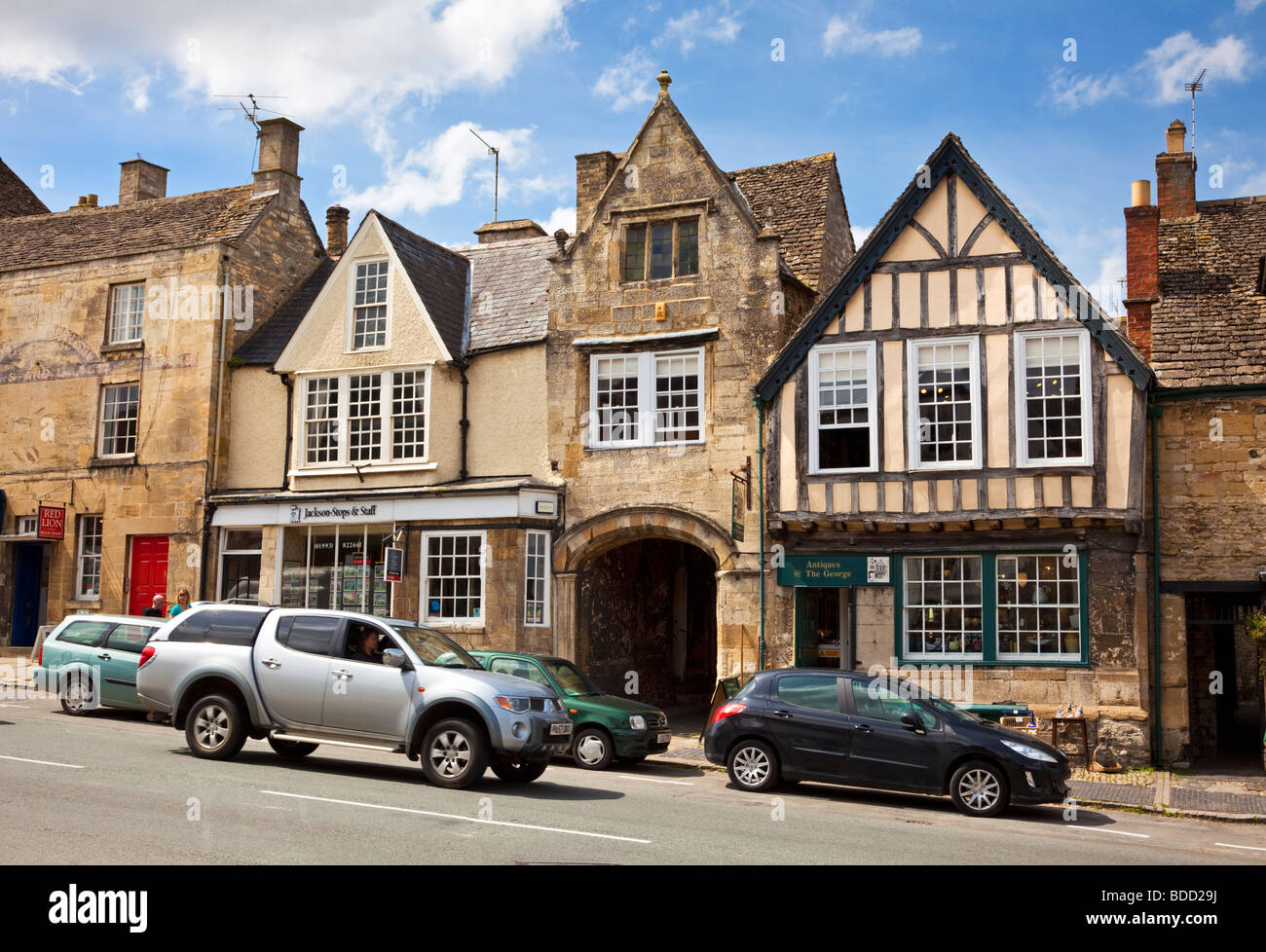 Alten Cotswold Stone und mittelalterlichen Fachwerkhaus Geschäfte in Burford, Oxfordshire, England, UK Stockfoto