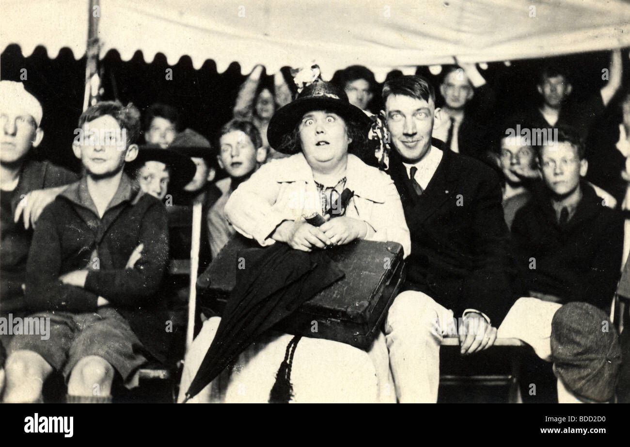 Boshaften Mann, eine Frau zu belästigen Stockfoto