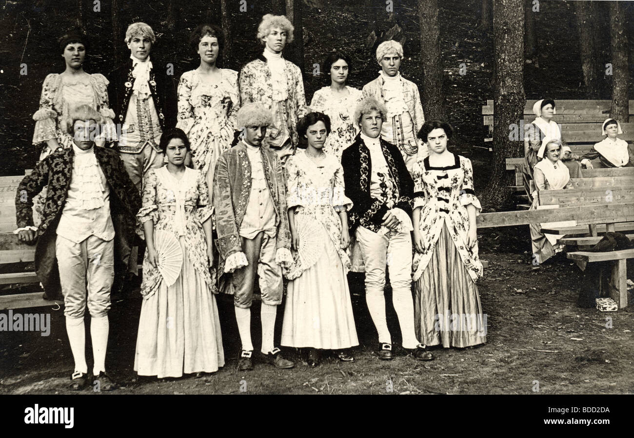 Gruppe im eleganten achtzehnten Jahrhundert Kostüme Stockfoto