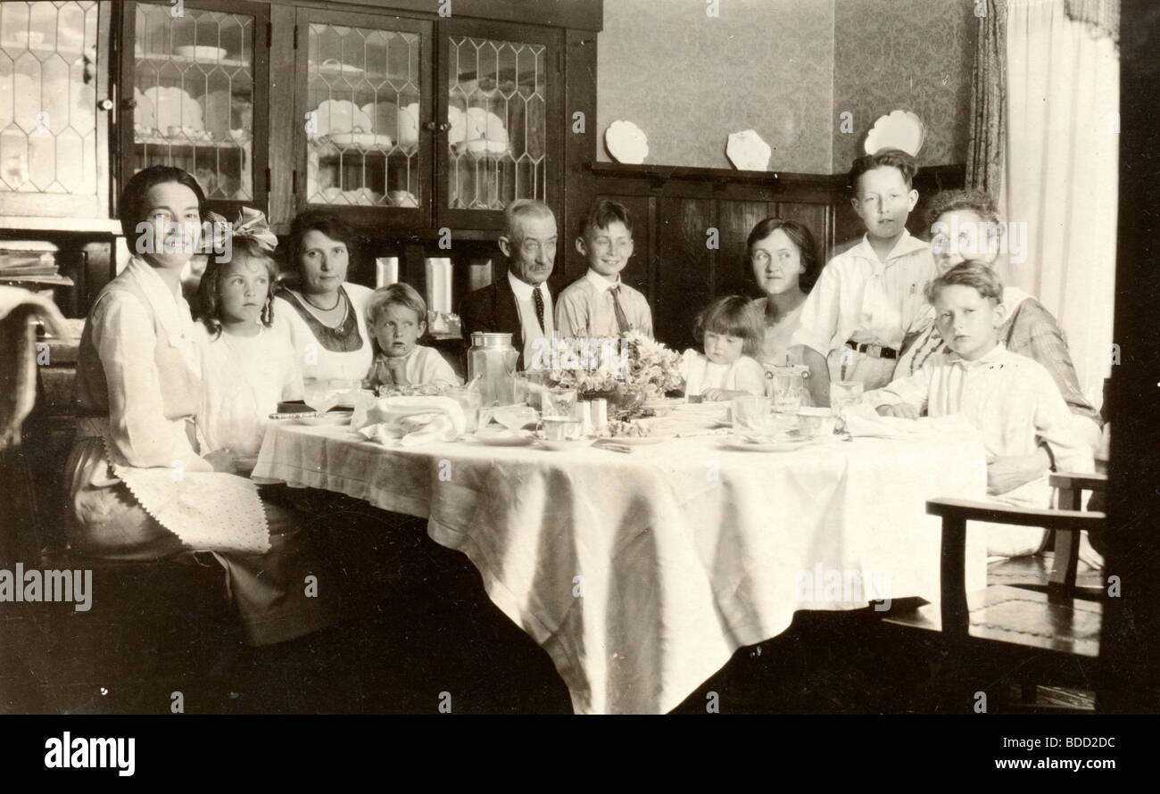 Frühen 20. C. Familie Essen im Speisesaal Stockfoto