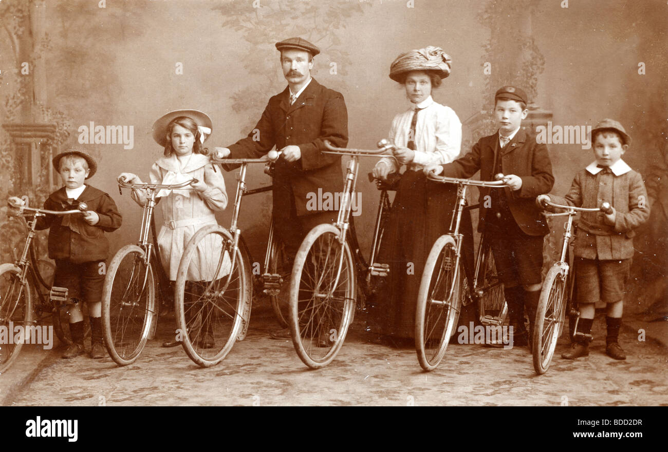 Sechsköpfige Familie mit Fahrrädern Stockfoto