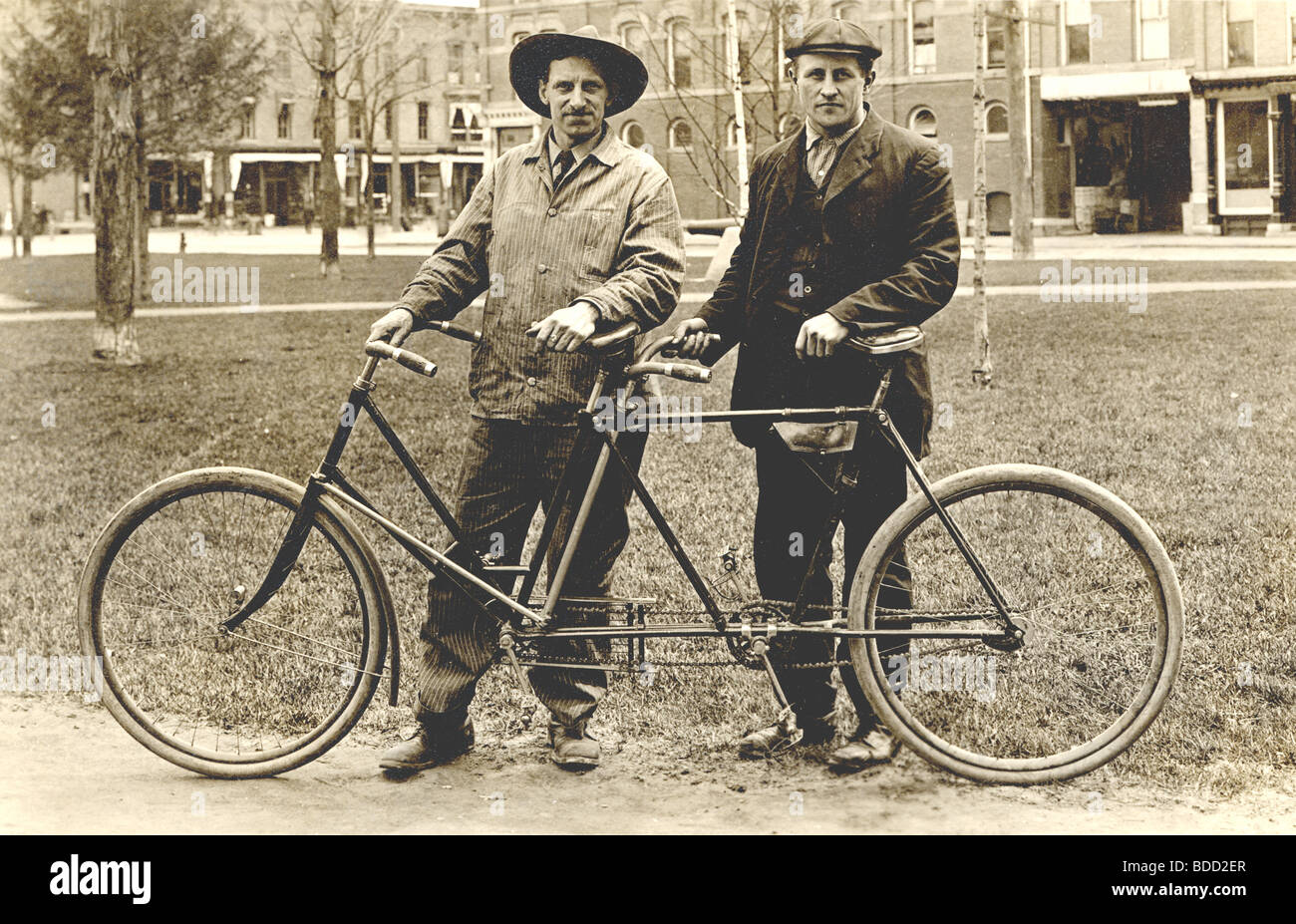 Zwei Arbeiter & Tandem-Fahrrad Stockfoto