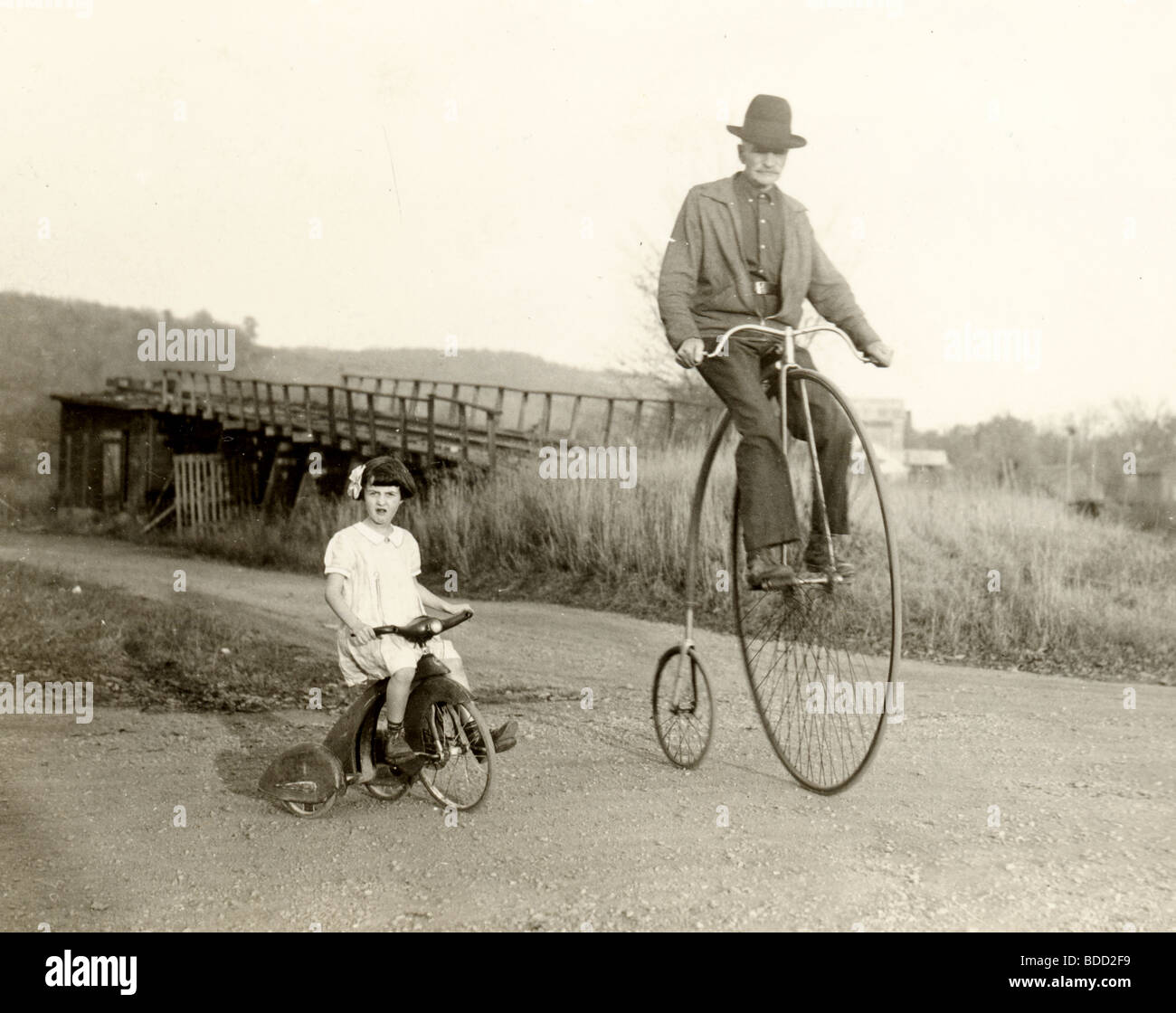 Kontrastierende Fahrer & Fahrradtechnik Stockfoto