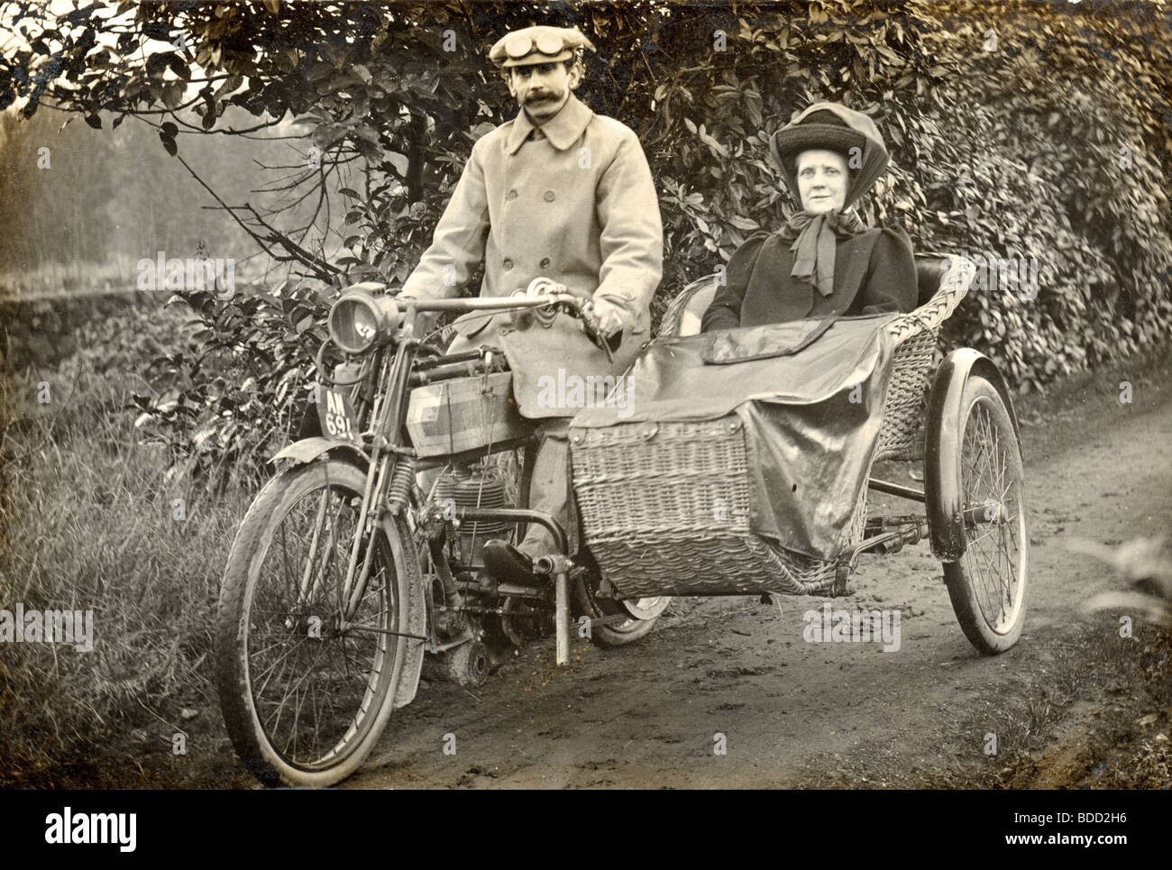 Sohn Mutter fahren, Motorrad mit Beiwagen Wicker Stockfoto