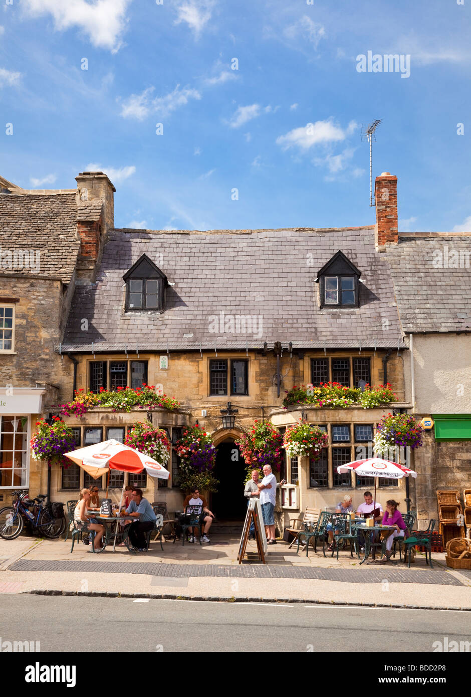 Traditionelle alte Cotswolds, Großbritannien, englischer Pub, Burford, Oxfordshire, England, Großbritannien Stockfoto