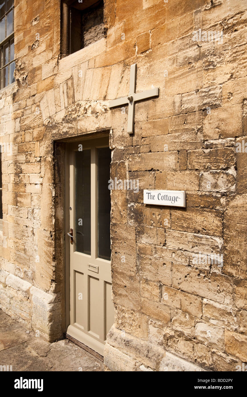 Kleines altes Haus Türdetail in der Cotswolds Stadt Burford, Oxfordshire, England, Großbritannien Stockfoto
