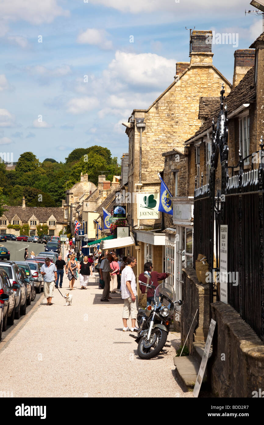 Englische Hauptstraße in einer Landstadt - Einkaufsmöglichkeiten in der Stadt Cotswolds Burford, Oxfordshire, England, Großbritannien Stockfoto