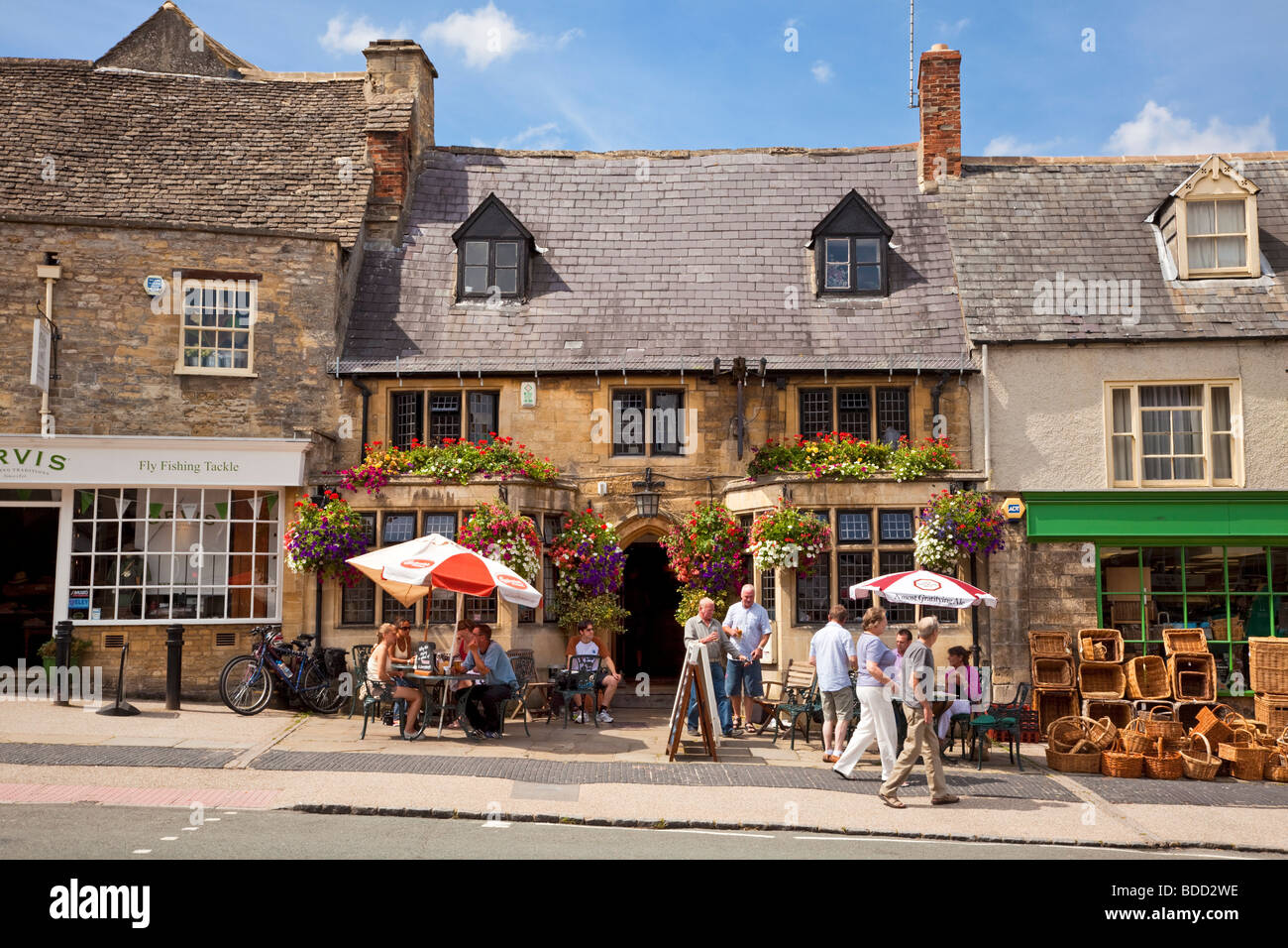 Die Meerjungfrau Pub - kleinen mittelalterlichen englischen Pub in den Cotswolds Stadt Witney, Oxfordshire, England, UK im Sommer Stockfoto
