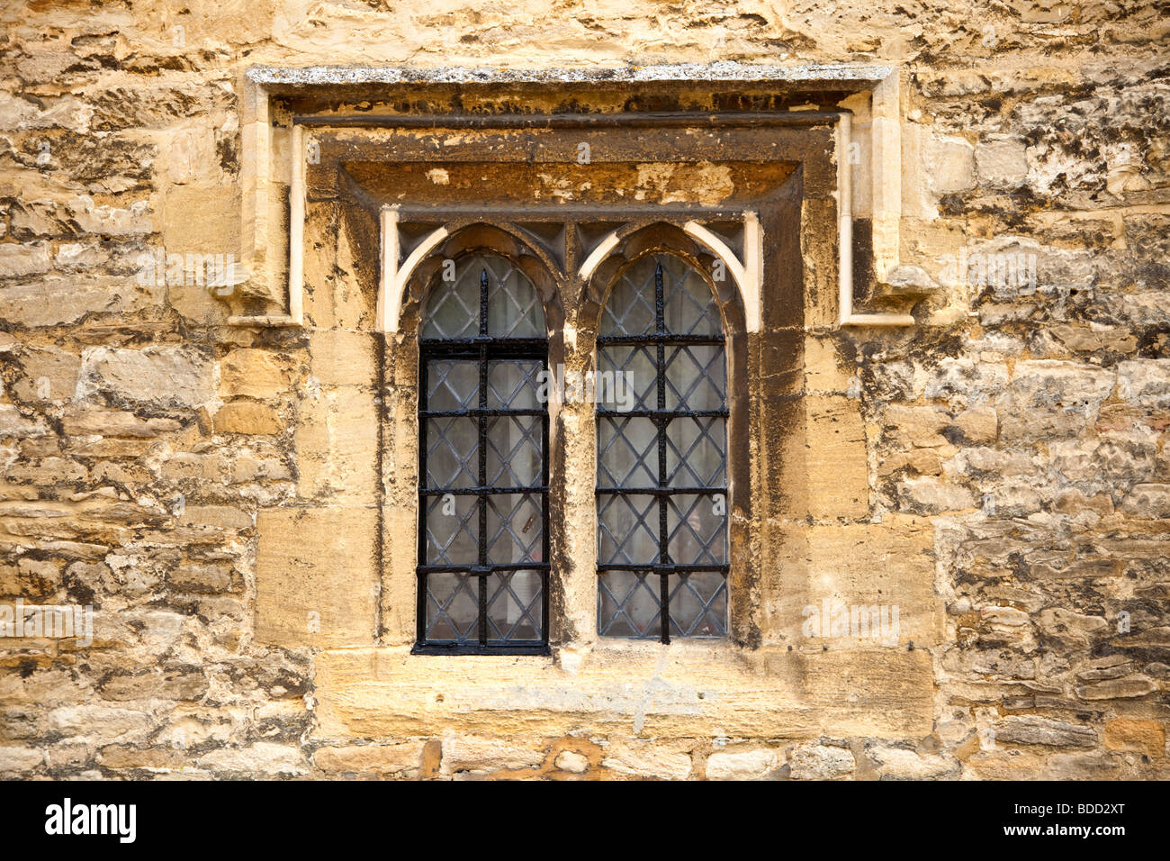 Kleine verbleit Fensterdetail im 15. Jahrhundert Armenhäuser in den Cotswolds Stadt Burford, Oxfordshire, England UK Stockfoto