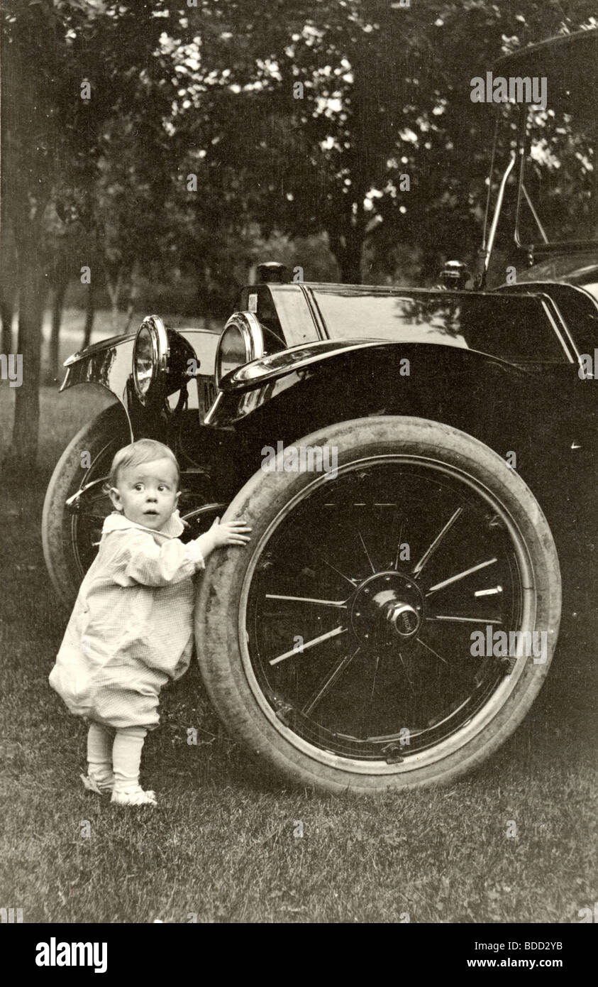 Säugling kontrollierenden großen Tourenwagen Stockfoto