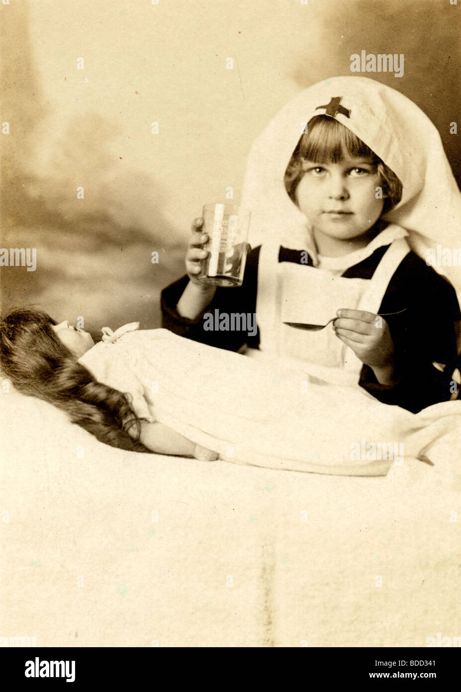 Kleine Mädchen-Krankenschwester, die Verabreichung von Medizin an Kranke Puppe Stockfoto