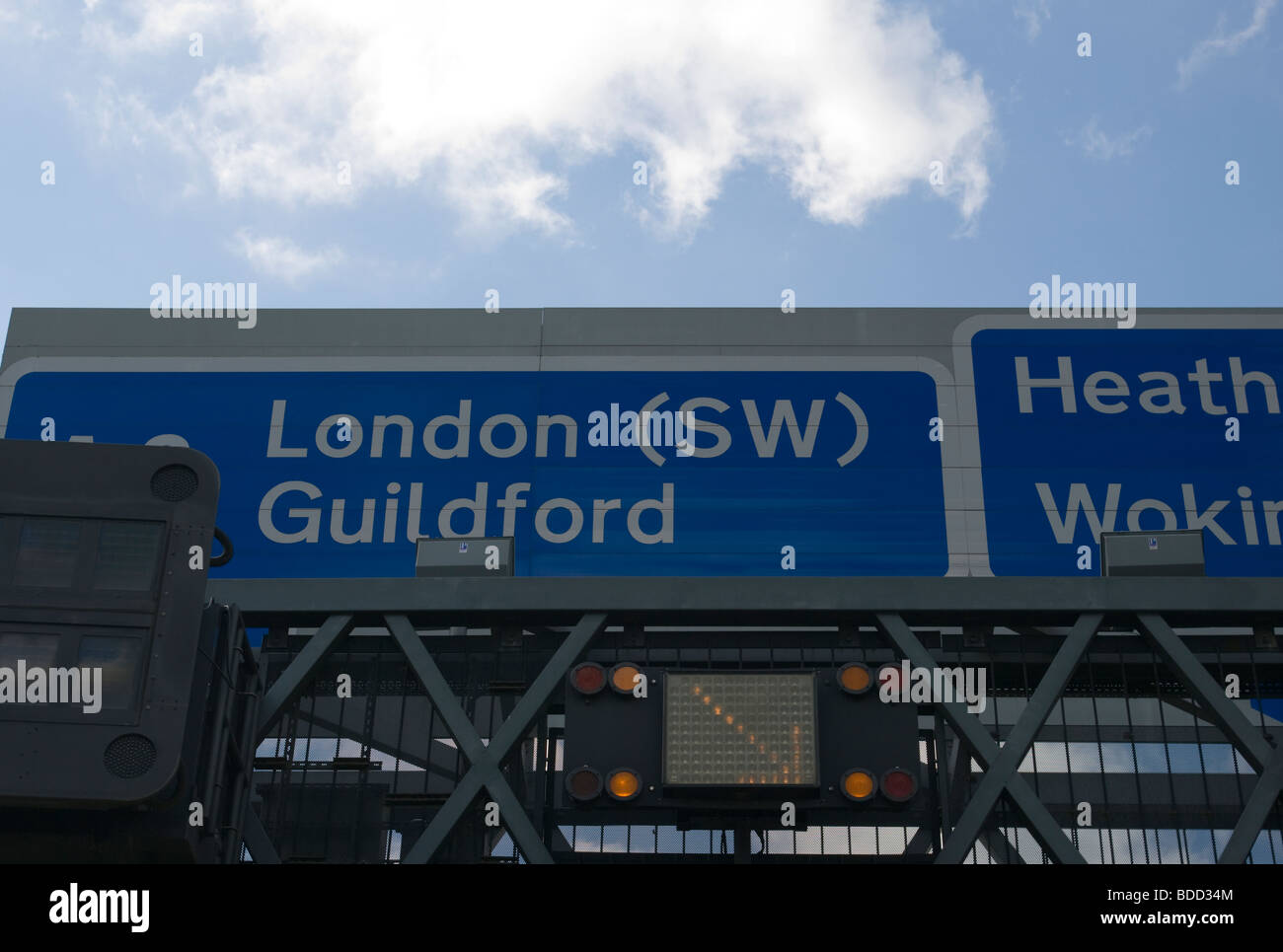Obenliegende Gantry Schilder auf der Autobahn M25 Stockfoto